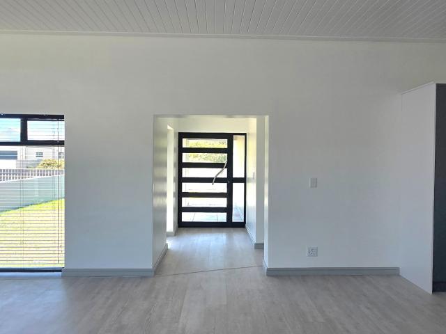 5 Bedroom House For Sale in Kleinbaai