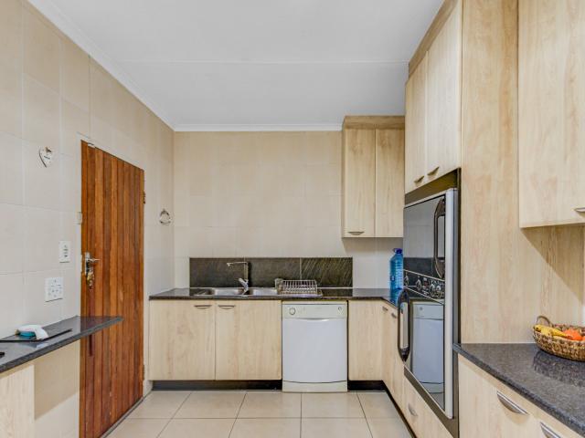 5 Bedroom House For Sale in Horison