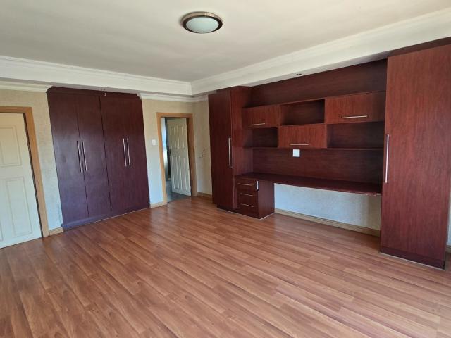 5 Bedroom House For Sale in Heuwelsig Estate
