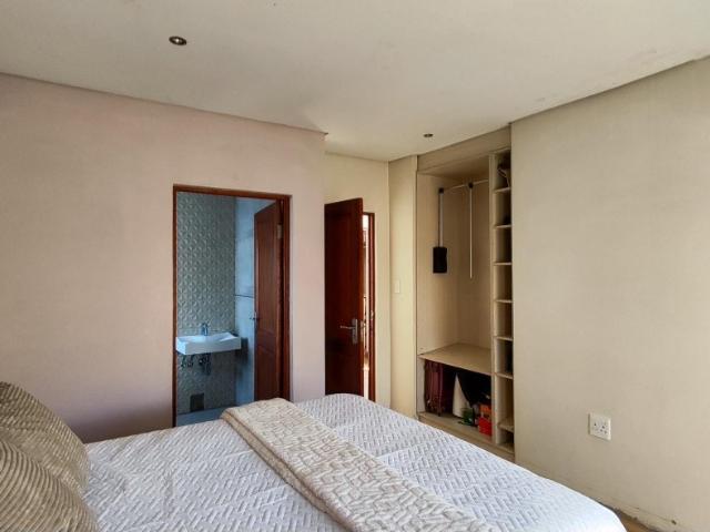 5 Bedroom House For Sale in Helderwyk