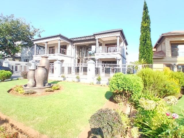 5 Bedroom House For Sale in Helderwyk