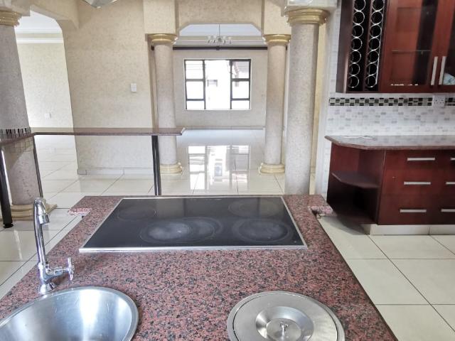 5 Bedroom House For Sale in Helderwyk