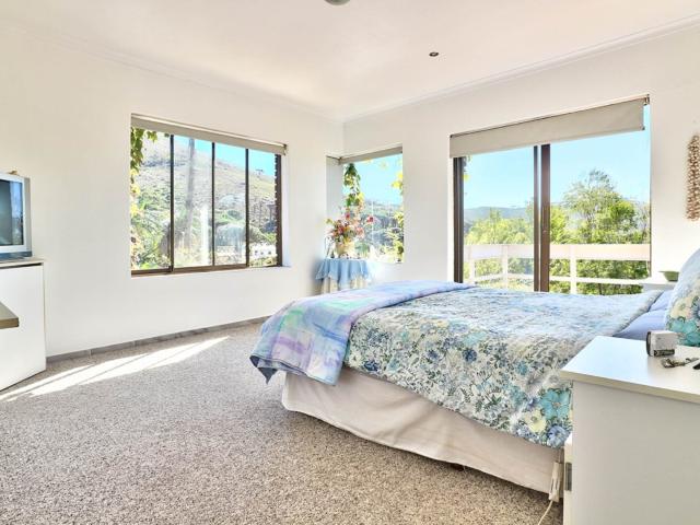 5 Bedroom House For Sale in Higgovale