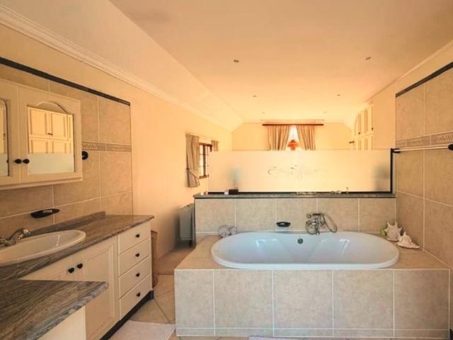 5 Bedroom House For Sale in Hilton Central