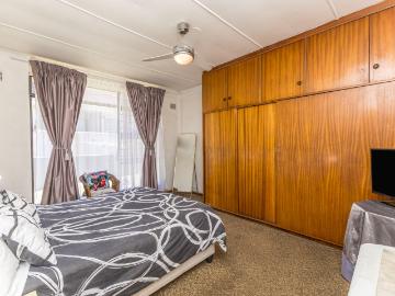 5 Bedroom House For Sale in Oostersee