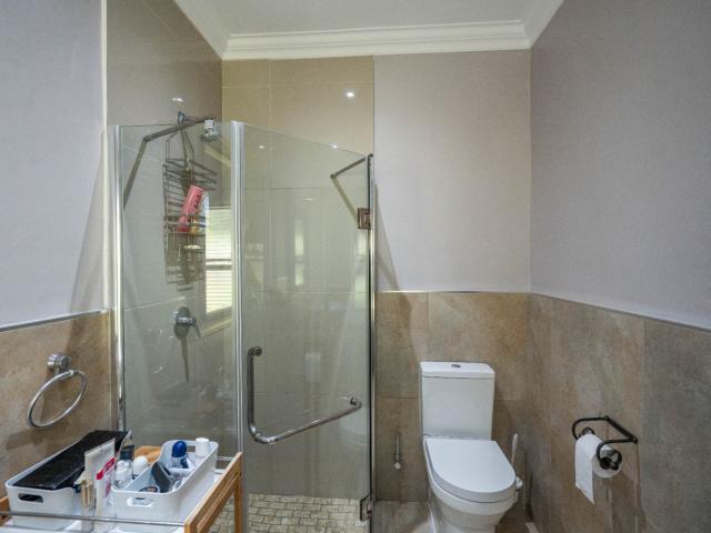 5 Bedroom House For Sale in Oatlands North