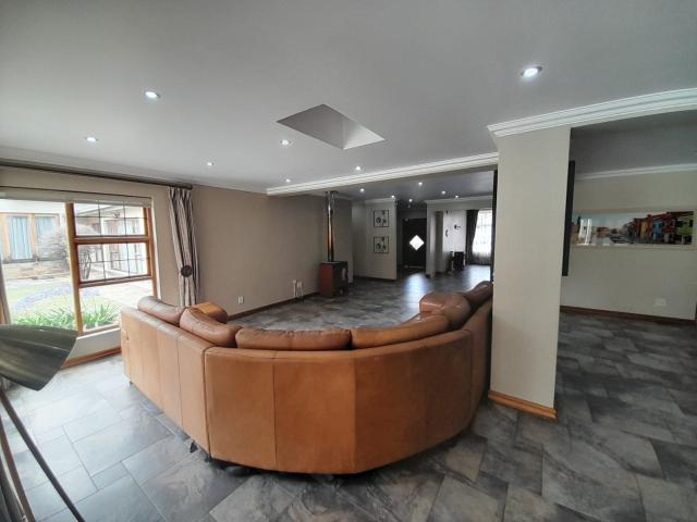 5 Bedroom House For Sale in Oakdene