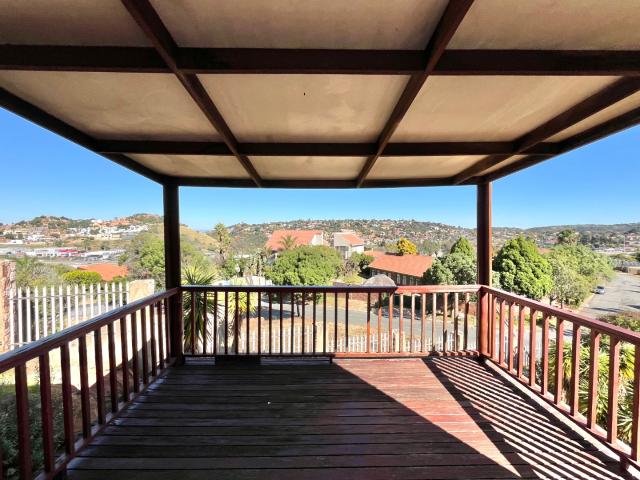 5 Bedroom House For Sale in Oakdene