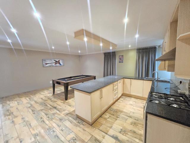 5 Bedroom House For Sale in Oakdene