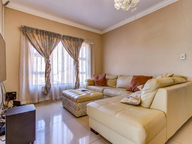 5 Bedroom House For Sale in Olifantsfontein