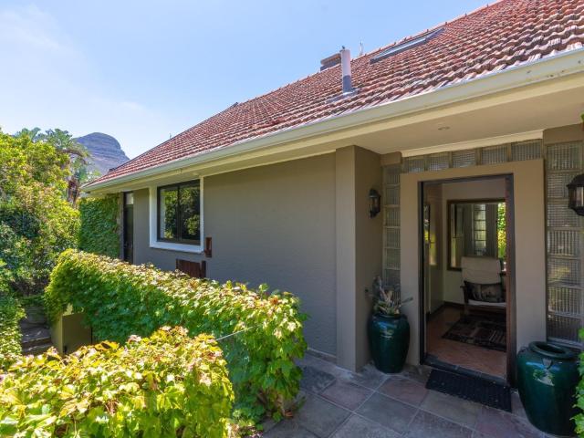 5 Bedroom House For Sale in Oranjezicht