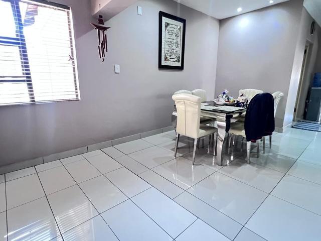 5 Bedroom House For Sale in Ormonde