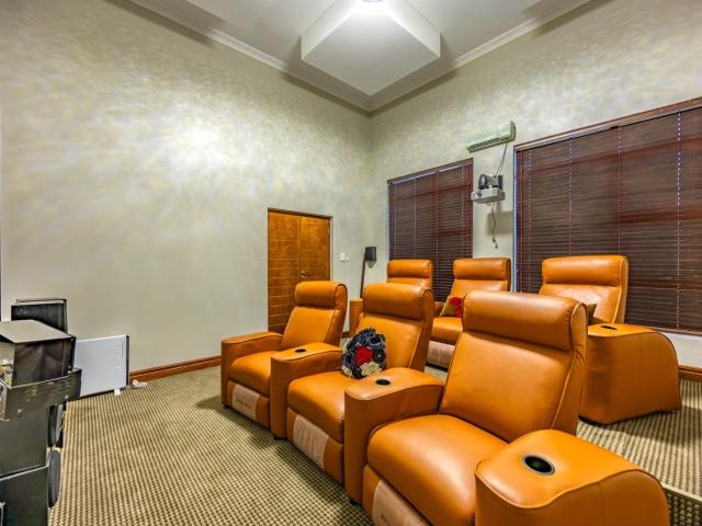 5 Bedroom House For Sale in Lombardy Estate
