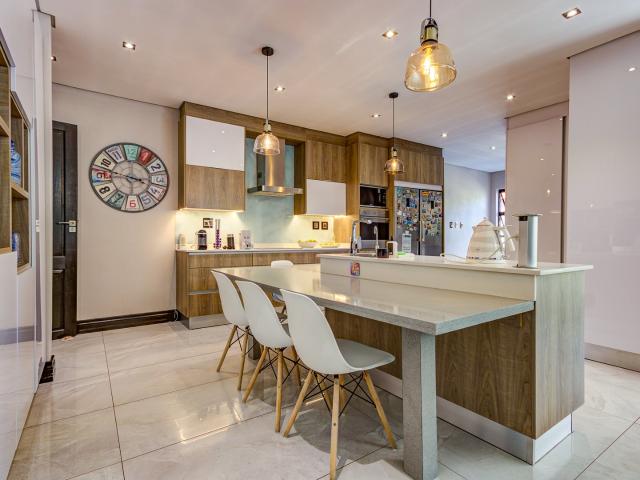 5 Bedroom House For Sale in Lakefield