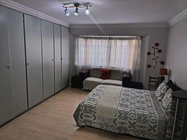 5 Bedroom House For Sale in Lakefield