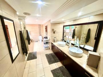5 Bedroom House For Sale in Lakefield