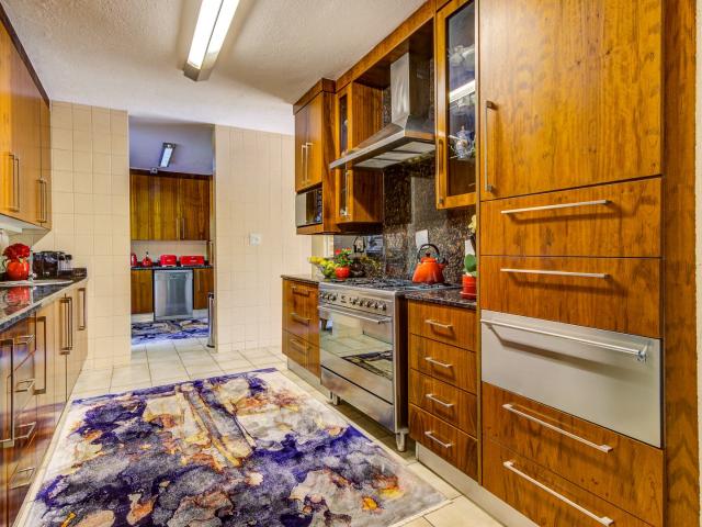 5 Bedroom House For Sale in Lakefield