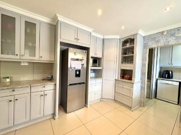 5 Bedroom House For Sale in Langenhovenpark