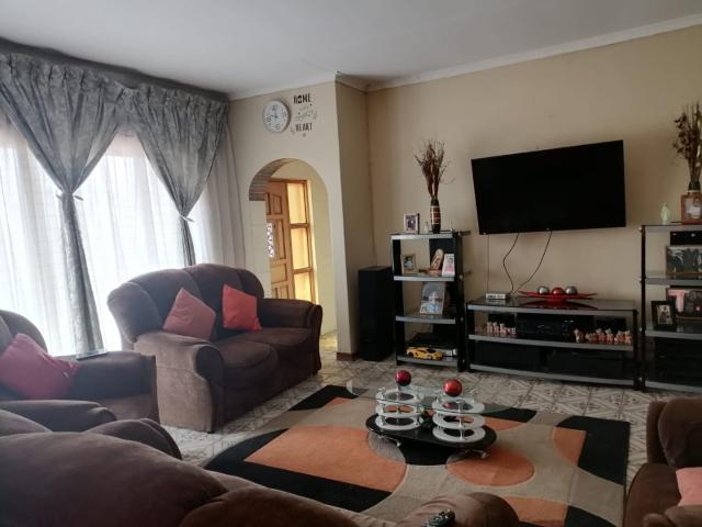 5 Bedroom House For Sale in Lethlabile