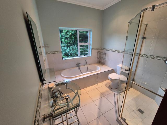 5 Bedroom House For Sale in Leisure Bay