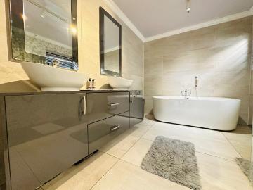 5 Bedroom House For Sale in Lenasia Ext 2