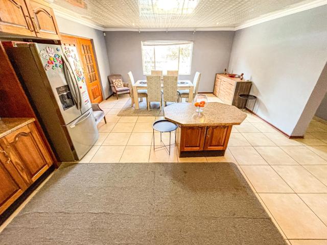 5 Bedroom House For Sale in Linmeyer