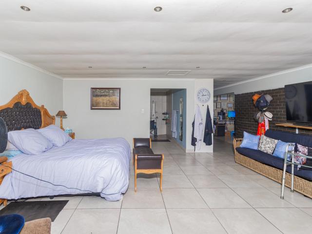 5 Bedroom House For Sale in Linmeyer