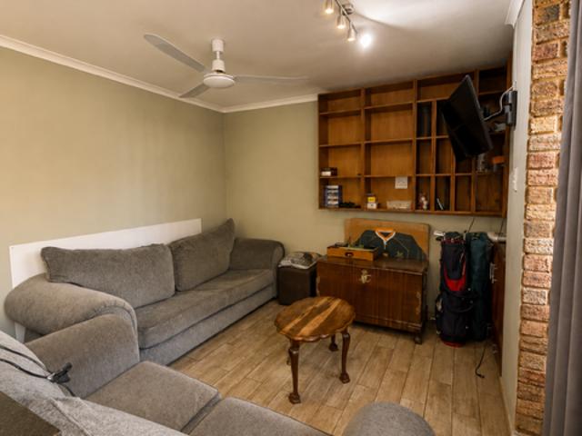 5 Bedroom House For Sale in Lukasrand