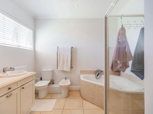 5 Bedroom House For Sale in Mount Edgecombe