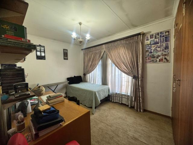5 Bedroom House For Sale in Mountain View