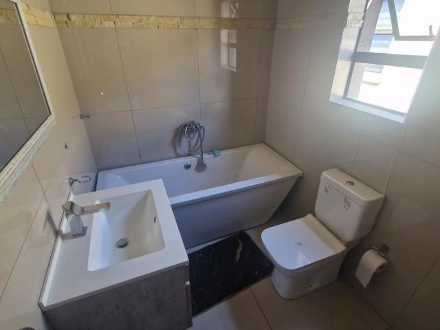 5 Bedroom House For Sale in Monavoni