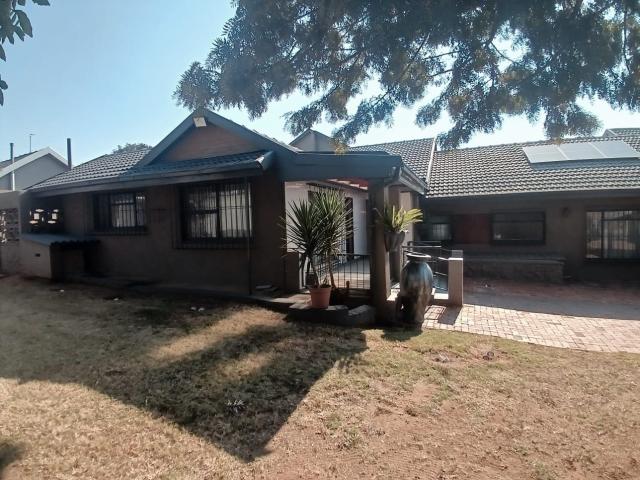 5 Bedroom House For Sale in Mondeor