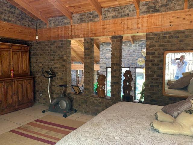 5 Bedroom House For Sale in Mondeor