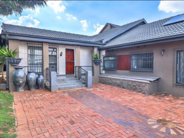 5 Bedroom House For Sale in Mondeor