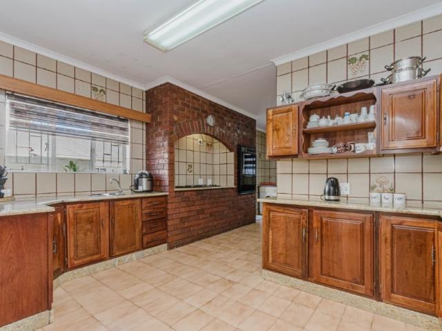 5 Bedroom House For Sale in Mondeor