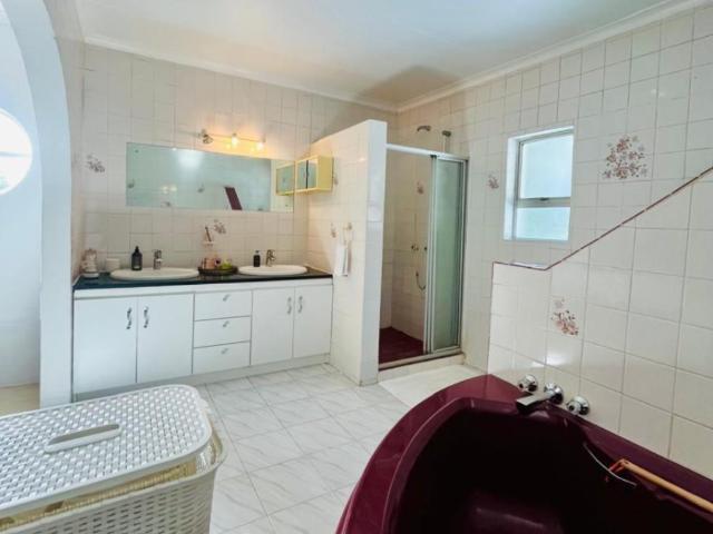 5 Bedroom House For Sale in Moreleta Park