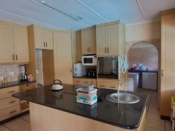 5 Bedroom House For Sale in Meer En See