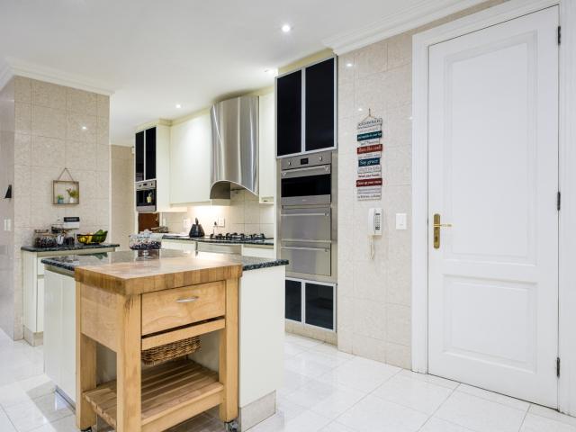 5 Bedroom House For Sale in Melrose
