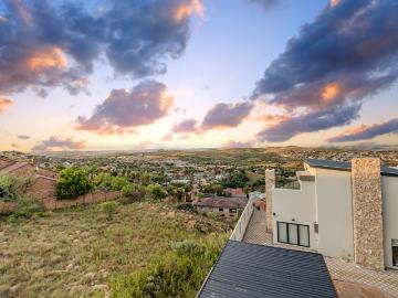5 Bedroom House For Sale in Noordheuwel