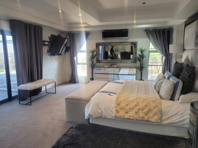 5 Bedroom House For Sale in South Crest