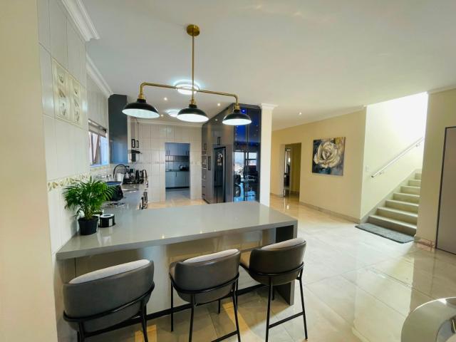 5 Bedroom House For Sale in South Crest