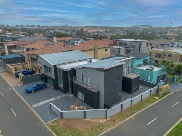 5 Bedroom House For Sale in South Crest