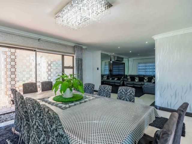 5 Bedroom House For Sale in Somerset Park