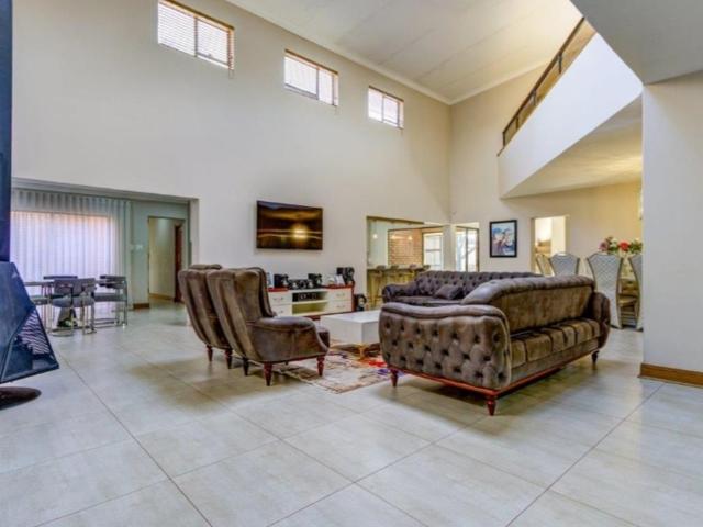 5 Bedroom House For Sale in Sonneveld