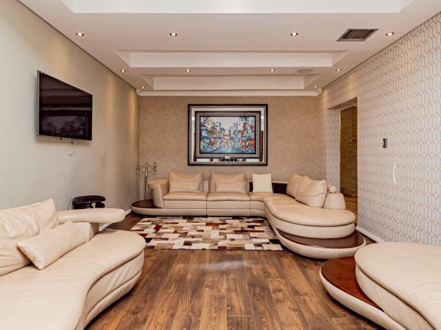 5 Bedroom House For Sale in Sandown
