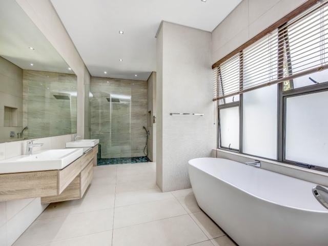 5 Bedroom House For Sale in Sandown