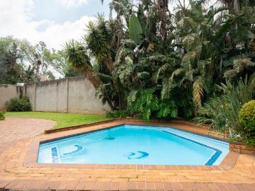 5 Bedroom House For Sale in Senderwood