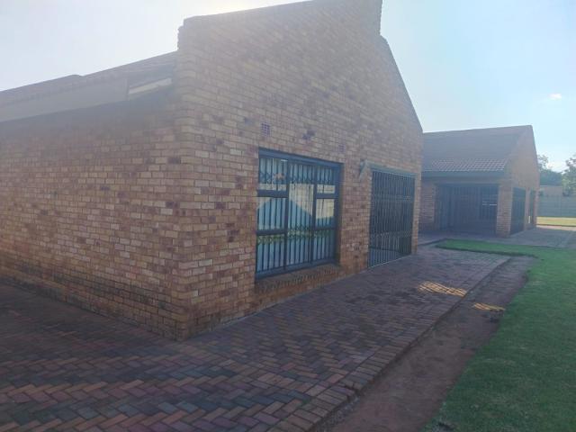 5 Bedroom House For Sale in Sharon Park