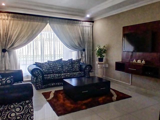 5 Bedroom House For Sale in Sharon Park