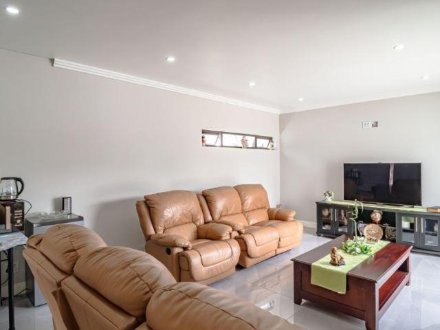 5 Bedroom House For Sale in Sunnyridge